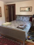 Large, late 1800s home. Secluded, yet adjacent to downtown Bar Harbor. - con encanto