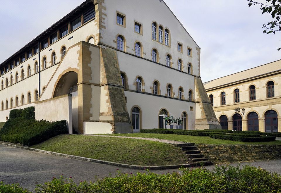 4. Hôtel la..