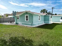 Elegant House, 5 min from beach, Private Driveway, Fire Pit, Outdoor Patio!