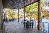 Turtle Cove Lakefront Retreat - Lake Keowee180ft Shoreline, Deep-Water, Privacy - 4-Star