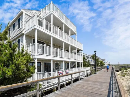 Oceanfront, Pristine 1br 1 Ba Condo, Relax And Rejuvenate By The Sea.