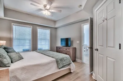 30A Getaway~Spacious 4 Bed/3 Bath Condo with Pool/Fitness!~Walk to Beach!