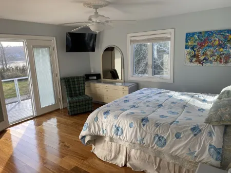 Bayfront Vacation Home in Southold, 5 Bedrooms
