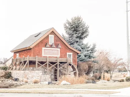 Clean, Comfy, and Cozy Near EverythingFamily and Dogs Friendly:)