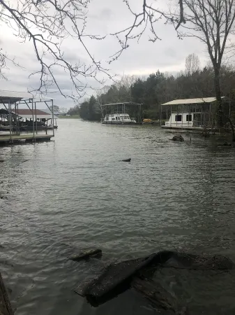 Lakefront, Swimming pool family home minutes from downtown Nashville