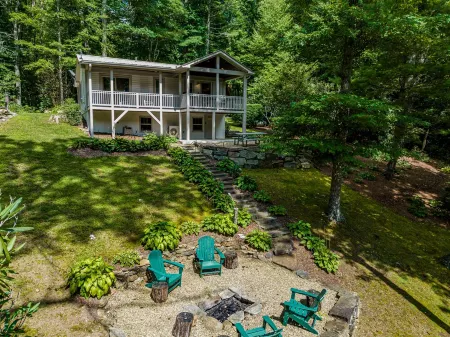 Walk to Downtown Cashiers!CharmingSecluded Cottage w/Resort Access –Pet Friendly