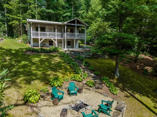 Walk to Downtown Cashiers!CharmingSecluded Cottage w/Resort Access –Pet Friendly