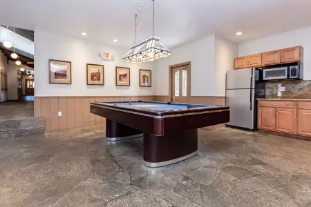 Remodeled Nov ‘22 Cozy Mammoth Condo - Walking Distance to Canyon Lodge