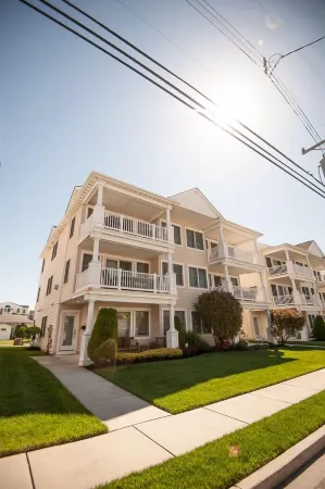 New 4BR Beach Block Home-Location, Location, Location!