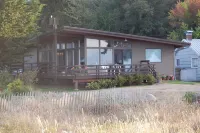 Rare Find - Waterfront Beal Beach House-Private Beach/Majestic View Hôtels à : Hansville