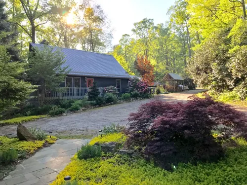 Garden Cottage 2.5 Miles to Downtown With Private, Wooded Surroundings