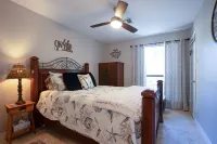 Lakefront 3 Bedroom Home with Gorgeous Sunsets and Private Pool & New Spa!