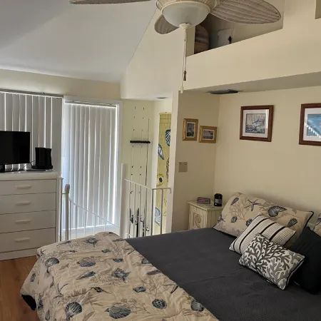 Gorgeous getaway tucked in Eco Village of Sawgrass Landing in Crystal River, Fl.