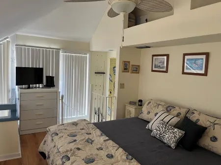 Gorgeous getaway tucked in Eco Village of Sawgrass Landing in Crystal River, Fl.