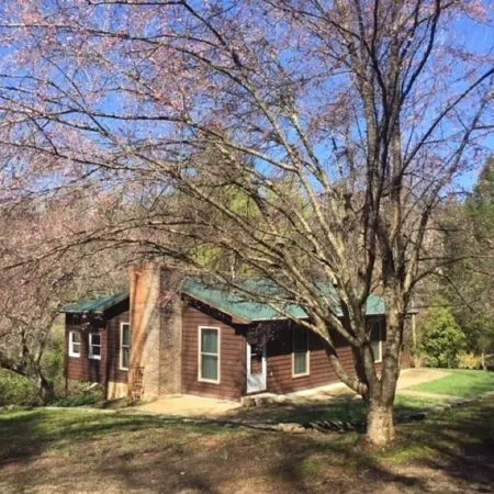 Riverfront cabin on Chauga River "Boarhogs  Place"