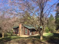 Riverfront cabin on Chauga River "Boarhogs  Place"