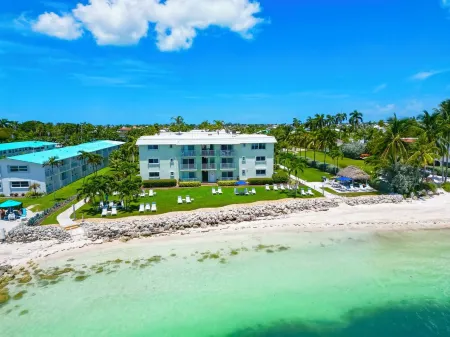 Private Tropical Beach-White Sand, Crystal Clear water! Pool WIFI It's Loaded!