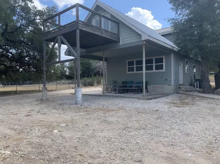 Canyon Lake Property~beautiful views~Sleeps 6~ large house~ large covered deck. Отели рядом с достопримечательностью «Cranes Mill Marina»