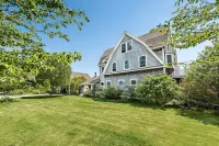 Secluded 7000sq foot  home 5 minutes from the beach and 15 minutes from Newport!