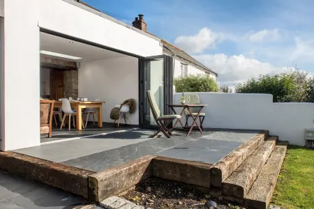 Luxury Character Cottage, less than 5 mins walk to the North Cornwall Coast