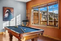 NEW! Laughing Moose Lodge. Stunning Mtn Views, Fireplace, Billiards, Hot Tub.