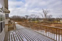 Spacious and clean 4-bedroom townhome in Urbandale with fitness room, WiFi
