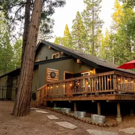Arnold’s Cozy Cabin  – Rustic-Modern Retreat Near Big Trees & Bear Valley