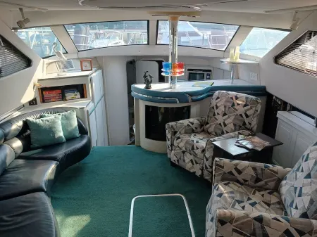 A VERY NICE 43'  YACHT WITH LONG RIVER VIEWS AND ONSITE RIVERSIDE DINING