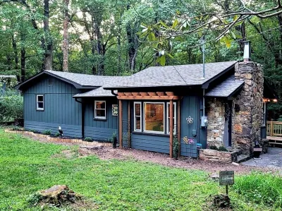 Get Cozy & take in the beauty of Groundhog Mountain @ the Cozy Doe! Hotel dekat DeHart Park