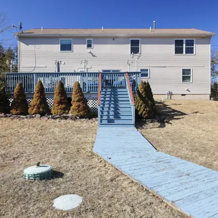 Stunning Lakefront, 1 King, 3 Queens, 3 Double Beds