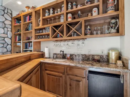 Bass Lake Cabin—Lake Views, BBQ: 4,000+ SQ FT!