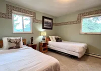 Updated w/ new hot tub: close-in w/ views on 2 acres Outdoor activities 고블린스 포레스트 주변 호텔