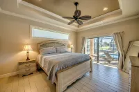 Beautiful 4 BR waterfront Villa w. heated pool/ kayaks/ bicycles/ fishing poles
