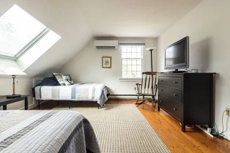 Charming Saltbox near Town/Beach - AC and Linens View calendar Отели в г. Эдгартаун