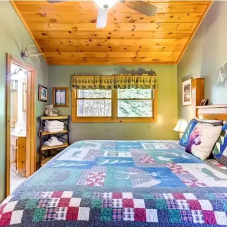 Katahdin Cabin, tranquil n rustic with inside hot tub, close to town! Romantic!