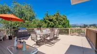 Cheerful Escape: Mountain Views, Fully Fenced, Game Room, Firepit, BBQ, & Office