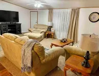 Charming 3 bedroom lake front house in Gilbertsville with WiFi and AC