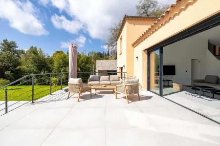 Modern Villa with Heated Pool and Garden