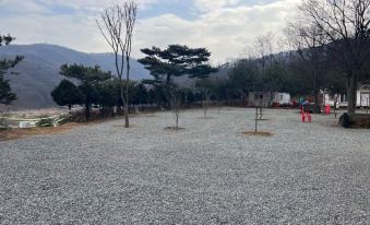 Anseong Yongseol Lake Tourist Farm
