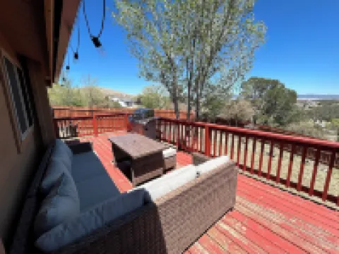 Cozy log cabin with stunning views, only 10 minutes from downtown Prescott.