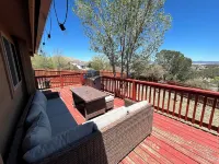 Cozy log cabin with stunning views, only 10 minutes from downtown Prescott.