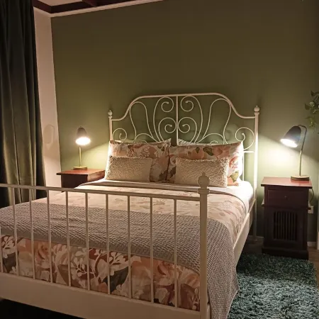 Moonlight Studio- Nannup's Favourite Accommodation. Отели в г. Наннап