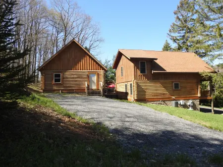 Charming 3-bedroom log home with detached game and activities space