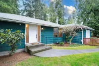 Tremendous 4-bedroom Forest Retreat with Firepit, BBQ Các khách sạn gần Richmond Beach Community Park