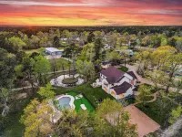 The LUX at West Ln Event & Stay- Pool, Golf, Pickleball, Fire Pit, Gazebo & more Hotels near Tamina Community Market