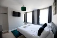 Eighty-Eight, Cathedral View with Private Parking & EV Charger - balcony