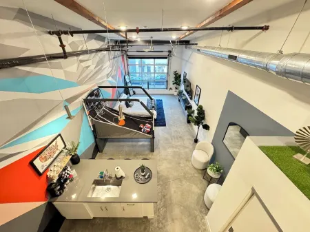 Studio-style loft with Garage door only 6 miles from Disney!