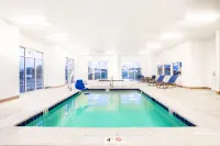 Microtel by Wyndham Vernal / Naples - Pools