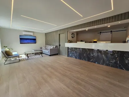 Sahara Courtyard Inn & Suites Osoyoos Отели рядом с достопримечательностью «NK'MIP Cellars»