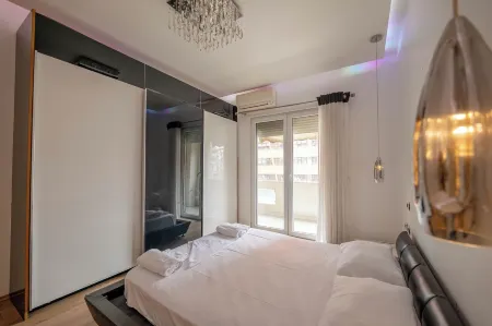 Tirent Apartment-Spacious 2-Bedroom Stay in Delijorgji Tirana Отели рядом с достопримечательностью «Postbllok - Checkpoint Monument»